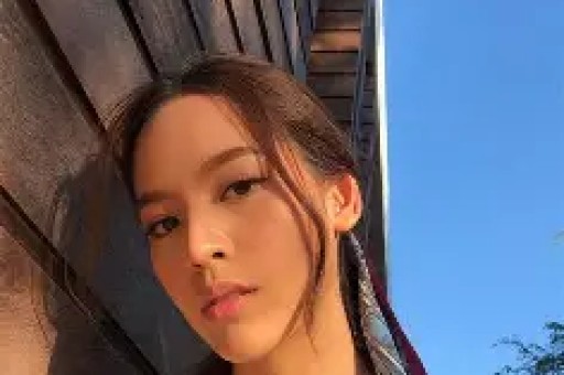 总裁人设崩了？余承东现场追星记：见易烊千玺笑成这样网友都在刷图